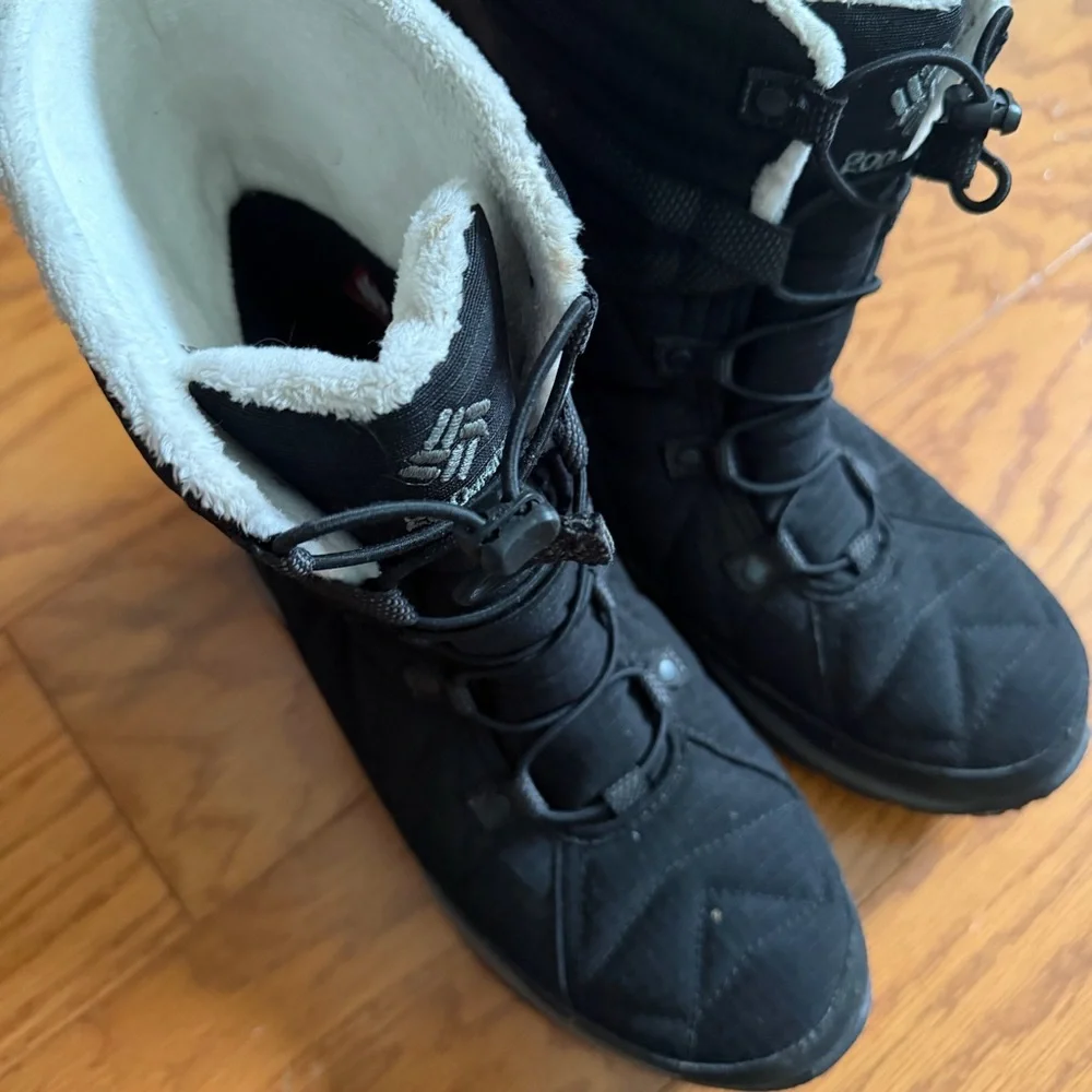 Columbia Black and White Women's Winter Snow Boots 8.5 waterproof techlite